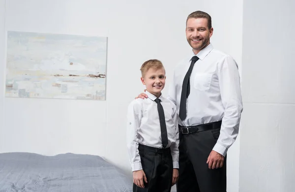 Vater und Sohn in offizieller Kleidung — Stockfoto