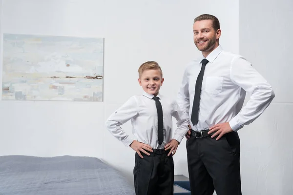 Pai e filho no desgaste formal — Fotografia de Stock