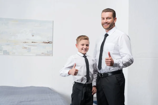 Padre e hijo en ropa formal - foto de stock