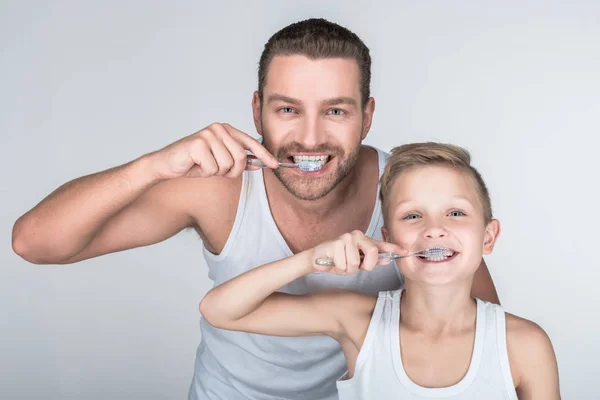 Père et fils se brossant les dents — Photo de stock