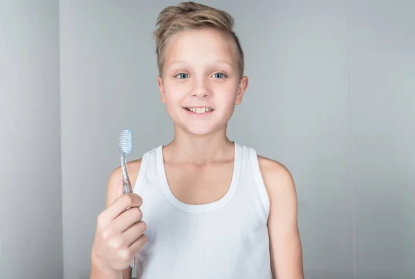 Garçon tenant brosse à dents — Photo de stock