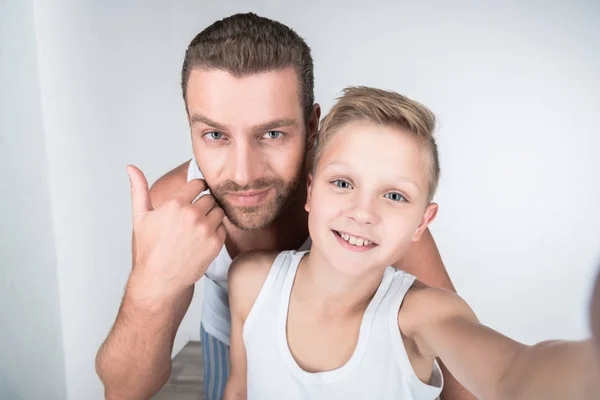 Feliz padre e hijo - foto de stock