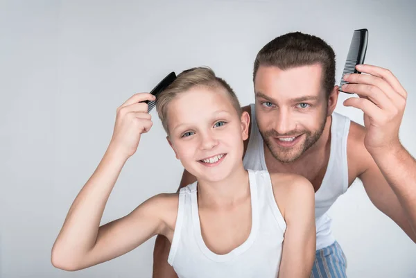 Père et fils peignage cheveux — Photo de stock