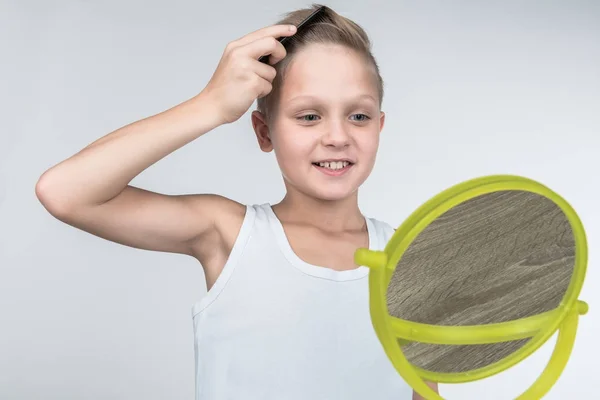 Niño peinando pelo - foto de stock