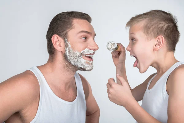 Батько і син голиться разом — стокове фото