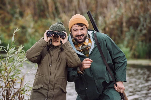 Son looking through binoculars — Stock Photo