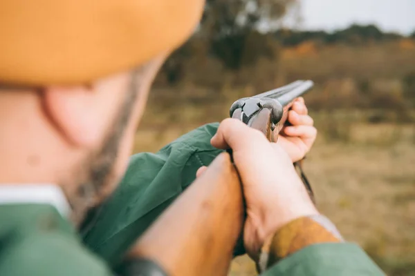 Uomo che punta a qualcosa con la pistola — Foto stock