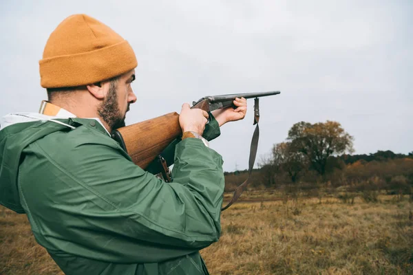Jäger zielte mit Waffe auf etwas — Stockfoto