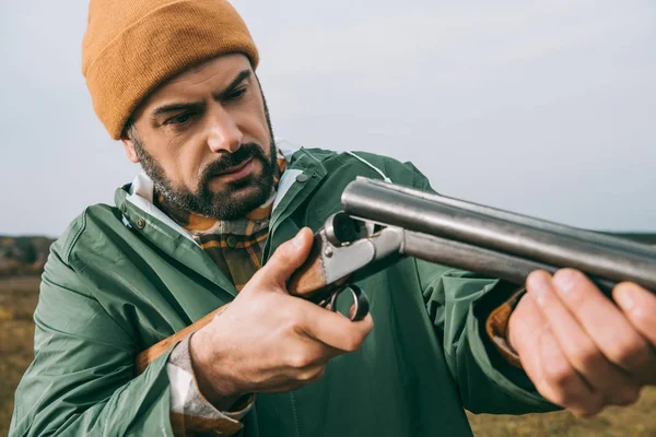 Jäger lädt Gewehr — Stockfoto