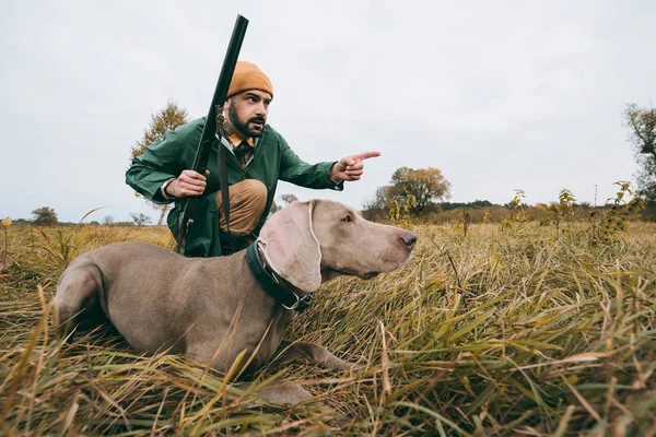 Hombre cazando animales - foto de stock