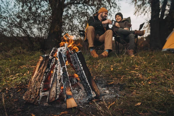 Father and son drinking tea at bonfire — Stock Photo