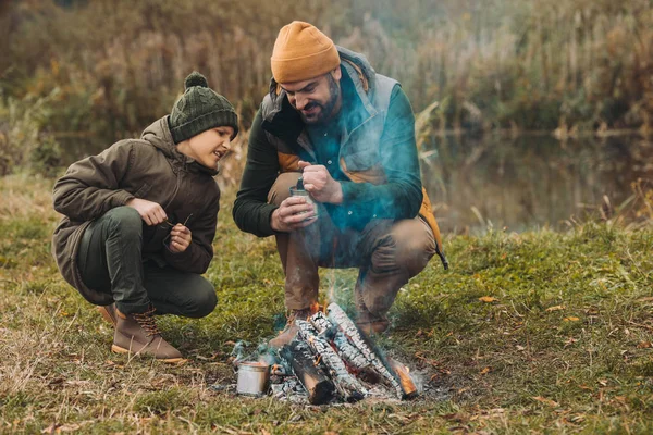 Vater öffnet Dose mit Bohnen — Stockfoto