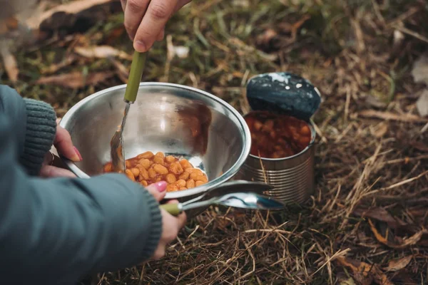 Uomo e donna che si preparano a mangiare fagioli — Foto stock