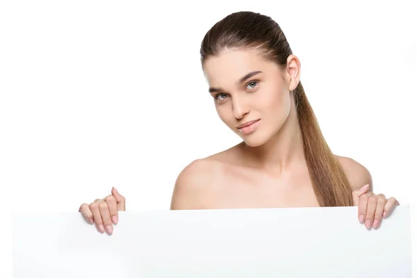 Красива жінка тримає порожній щит — Stock Photo