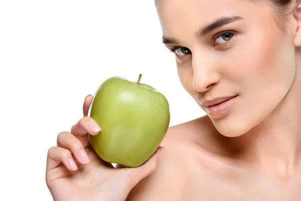 Mujer joven con manzana - foto de stock