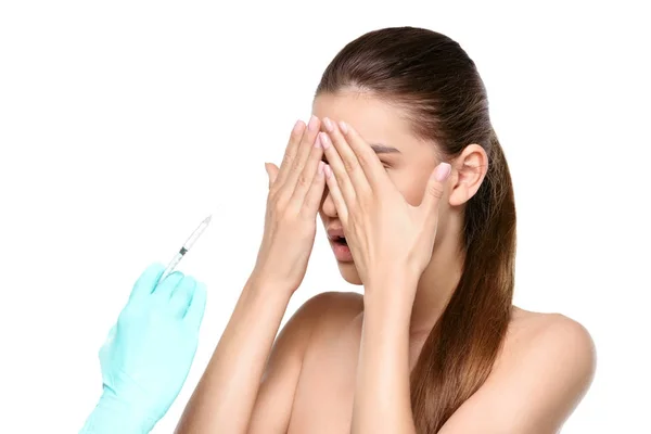 Frau bekommt Botox gespritzt — Stockfoto