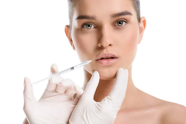 Frau bekommt Botox gespritzt — Stockfoto