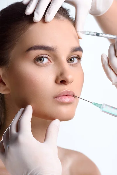Frau bekommt Botox gespritzt — Stockfoto