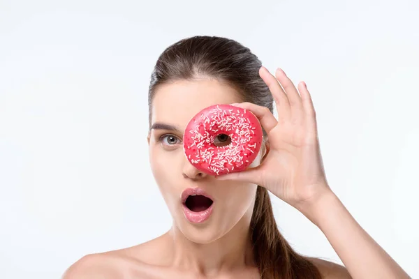 Mulher segurando donut — Fotografia de Stock