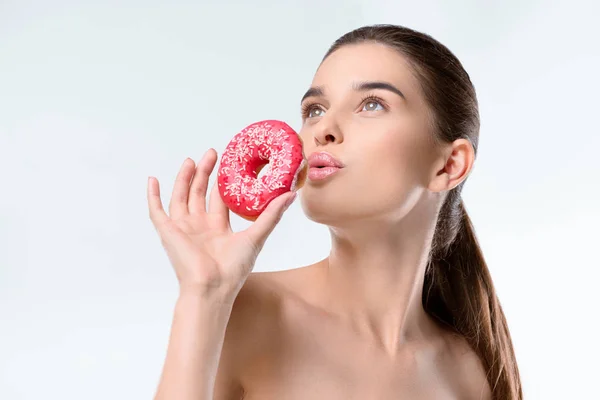 Mujer sosteniendo donut - foto de stock