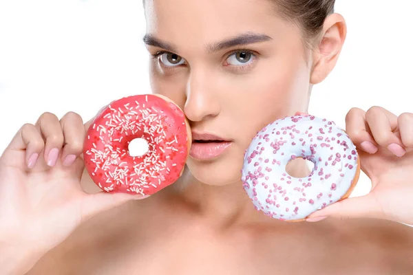 Frau mit zwei Donuts — Stockfoto