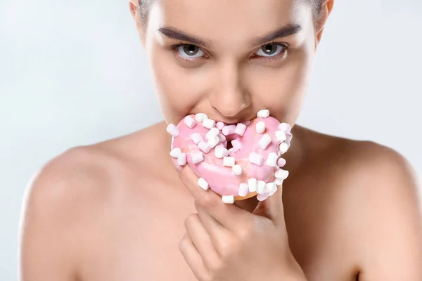 Mujer sosteniendo donut - foto de stock