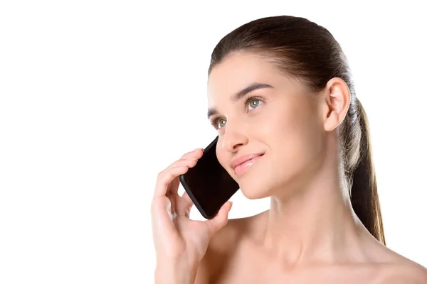 Mujer joven usando smartphone - foto de stock