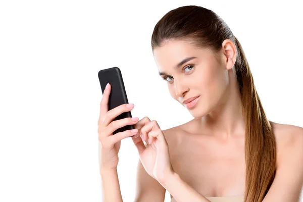 Mujer joven usando smartphone - foto de stock