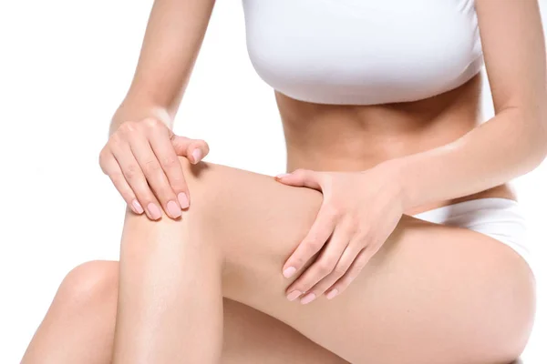 Femme appliquant la crème sur les jambes — Photo de stock