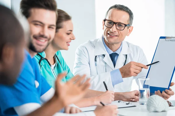 Équipe de médecins ayant une conversation — Photo de stock