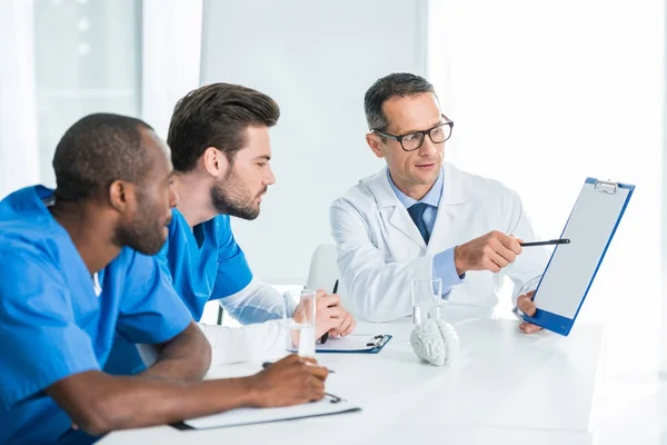 Équipe de médecins ayant une conversation — Photo de stock