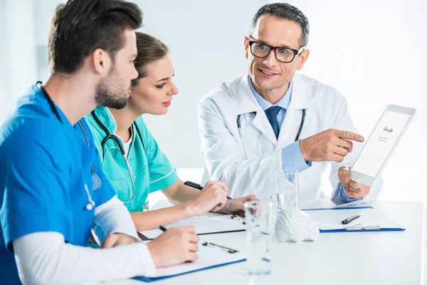 Бригада врачей, беседующих — Stock Photo