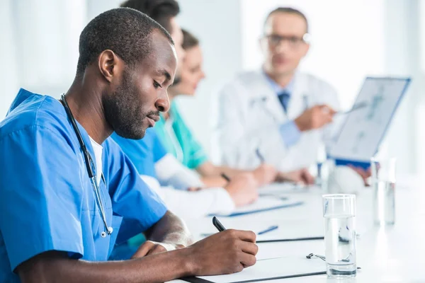 Equipo de médicos conversando - foto de stock