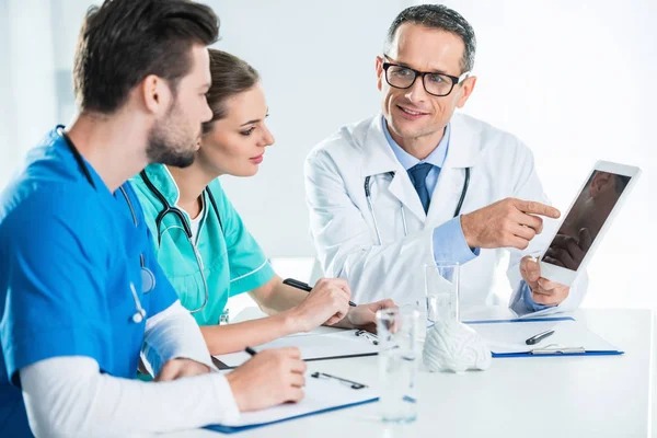 Jeunes médecins ayant une conversation — Photo de stock