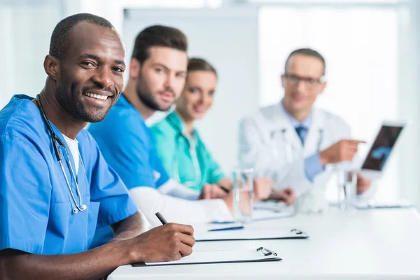 Équipe de médecins ayant une conversation — Photo de stock