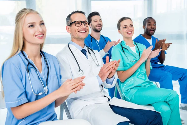 Médecins à l'écoute de conférences — Photo de stock