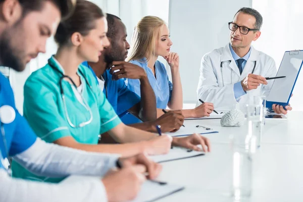 Médecins ayant une conversation — Photo de stock