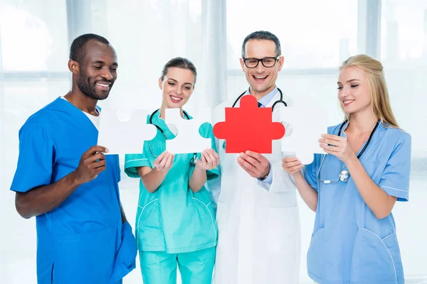 Doctors holding puzzle pieces — Stock Photo