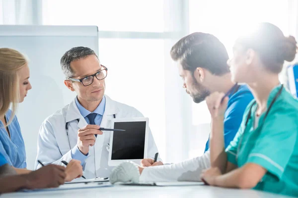 Equipo de médicos conversando - foto de stock