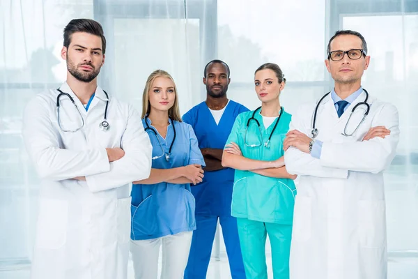 Médecins aux bras croisés — Photo de stock