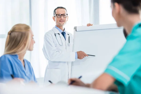 Médico generalista que faz a apresentação — Fotografia de Stock