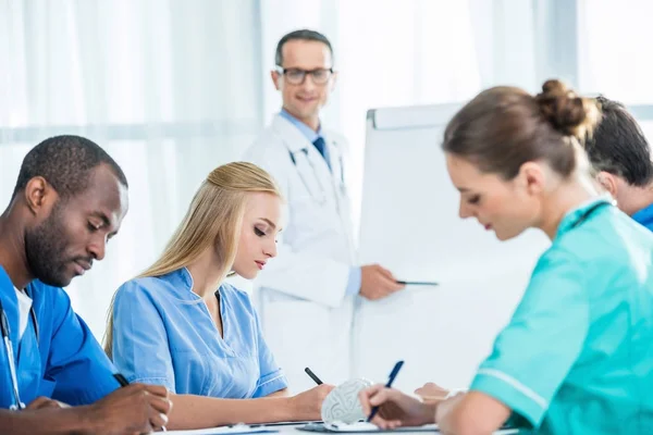 Equipe de médicos conversando — Fotografia de Stock