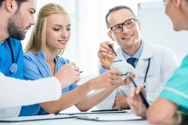 Equipo de médicos conversando - foto de stock