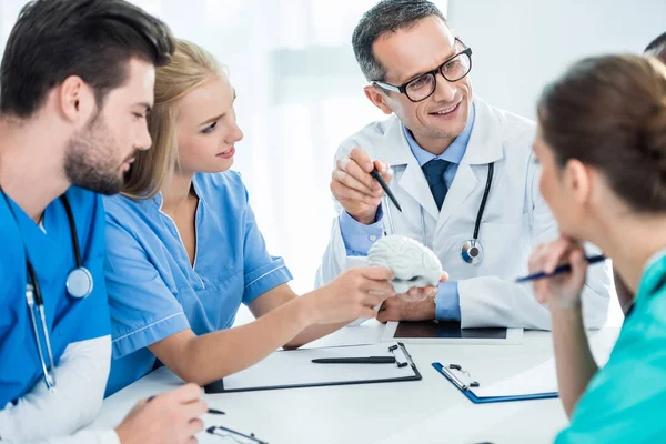 Equipo de médicos conversando - foto de stock