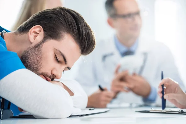 Médecin dormir sur le bureau — Photo de stock