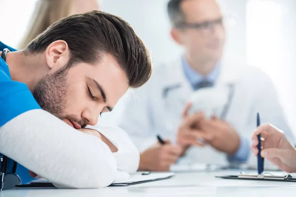 Médico dormindo na mesa — Fotografia de Stock