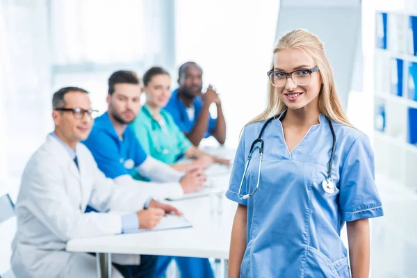 Junge Krankenschwester in Uniform — Stockfoto