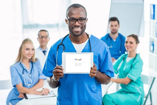 Médecin tenant le comprimé — Photo de stock