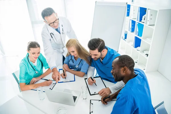 Doctores conversando - foto de stock