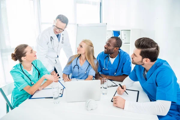 Doctores conversando - foto de stock